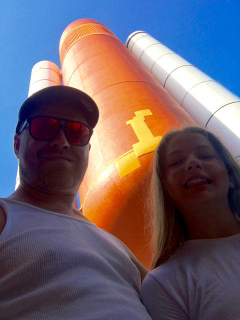 Far og jeg foran løfteraketterne og brændstoftanken til rumfærgerne