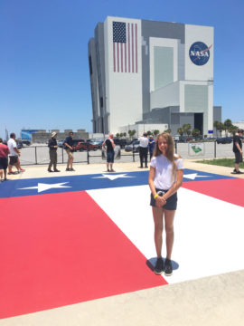 Flaget jeg står på har samme størrelse, som flaget på VAB-bygningen bag mig :-)